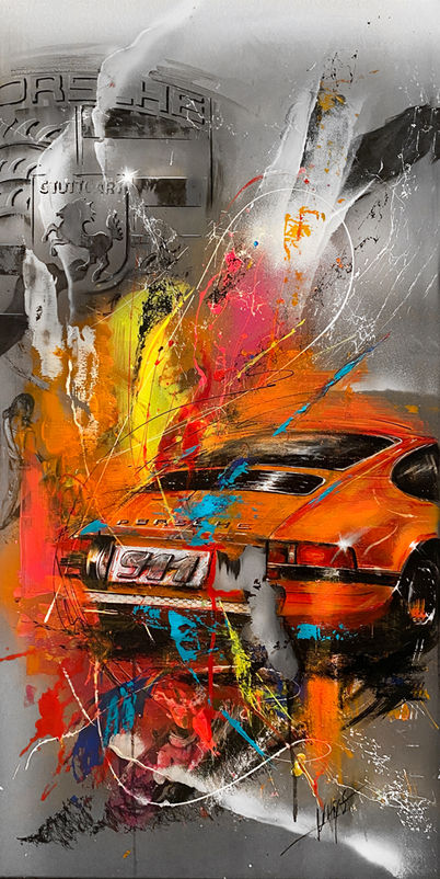ein orangefarbener porsche 911 oldtimer von hinten dargestellt von abstrakten Farben umgeben auf stahlfarbenen hintergrund gemalt als Wandbild 