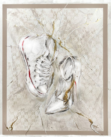 weiß goldene Chucks sportschuh und high Heel auf hellen hintergrund mit Gucci logo gemalt auf leinwand Wandgemälde modernes Wandbild  Schuhe als Wandmotiv 