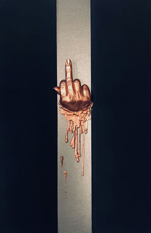 bronzefarbener Mittelfinger stinkfinger auf metallfarbenen hellen Streifen in der Mitte auf schwarzem Hintergrund collage Finger geformt Gipsskulptur auf bildträger modernes bild gemalt wandkunst