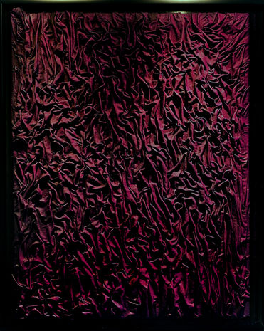 in schwarzer bordeaux -farbene baumwolltexur als handgefertigtes Wandbild in viele falten gelegter Stoff aufgeklebt auf dunklem Hintergrund in schwarzer Holzrahmung großes Wandbild abstrakte Kunst in Faltentechnik gefertigt Stoffbilder Bilder aus Textilien wandkunst selbstgemacht