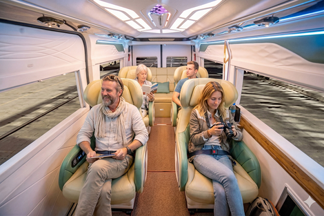 So Sánh Kia Carnival 7 Chỗ Và Dcar Limousine 9 Chỗ: Nên Thuê Xe Nào Cho Gia Đình?