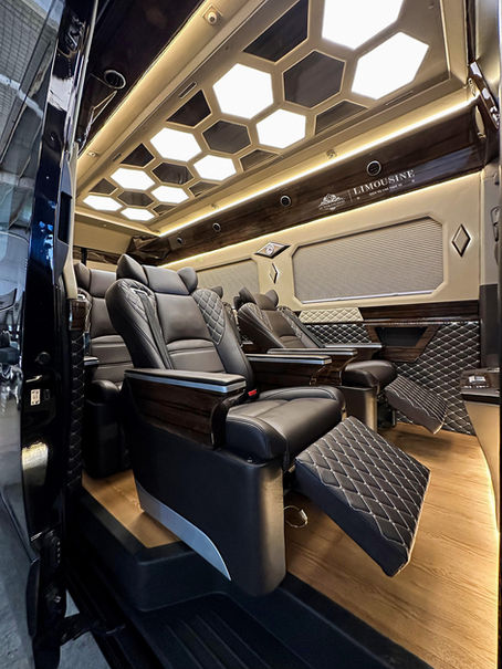 Tại Sao Nên Chọn Thuê Xe Limousine Thay Vì Xe Khách Thông Thường Tại Việt Nam?