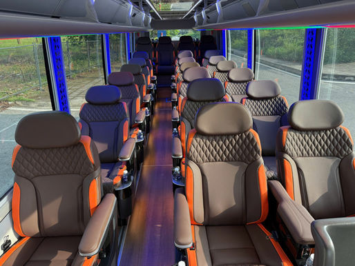 Cẩm nang Du lịch Đà Nẵng 30/4 cho Nhóm Đông: So sánh Máy bay với Xe Limousine 24 chỗ