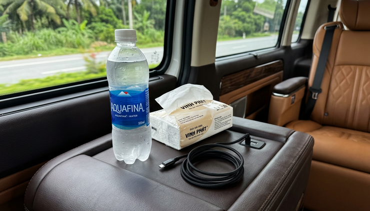 Cận cảnh chai nước và khăn giấy được sắp gọn trong khoang xe VIP.
