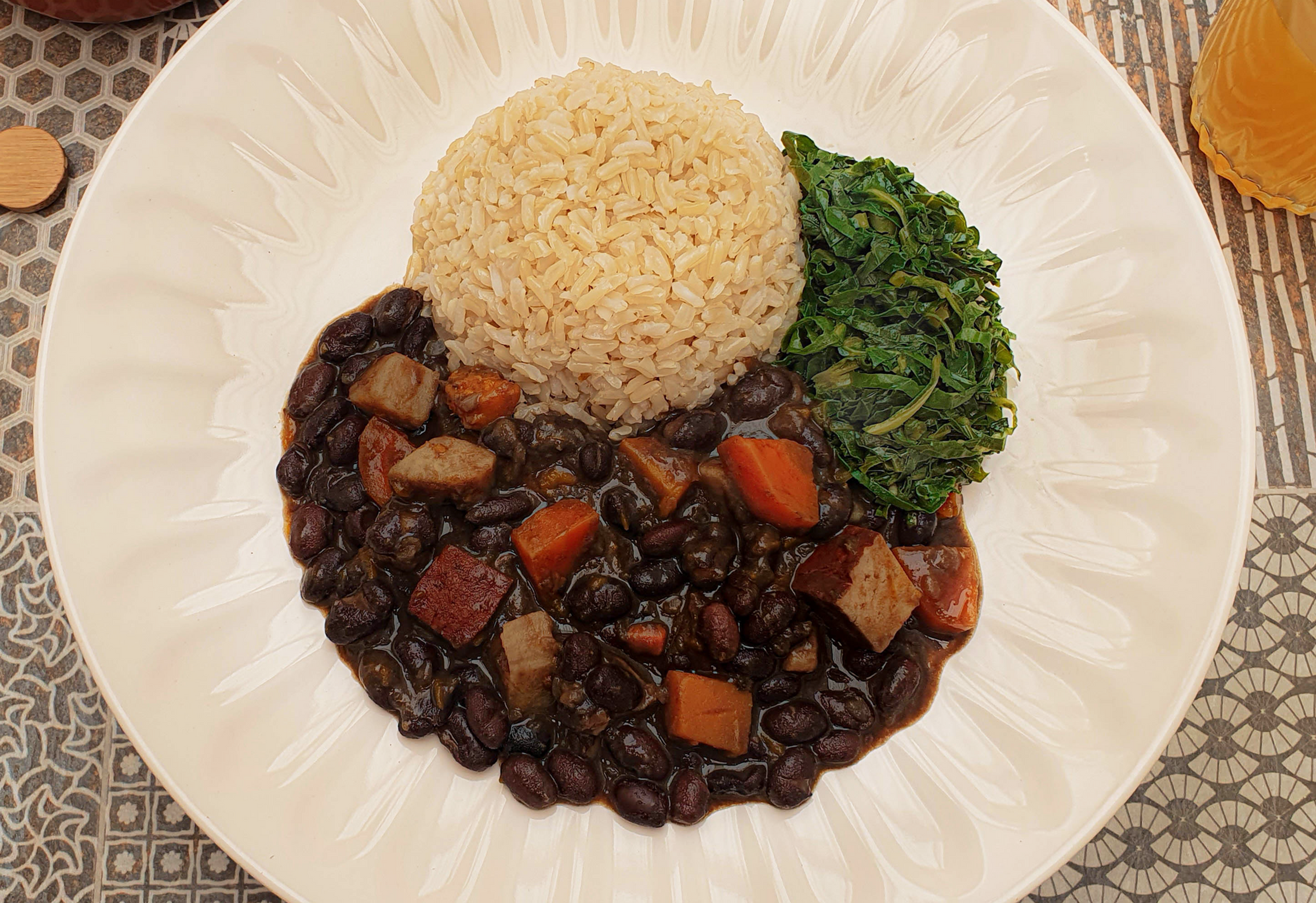 Feijoada de legumes e tofu com arroz integral cateto, couve e farofa de biju