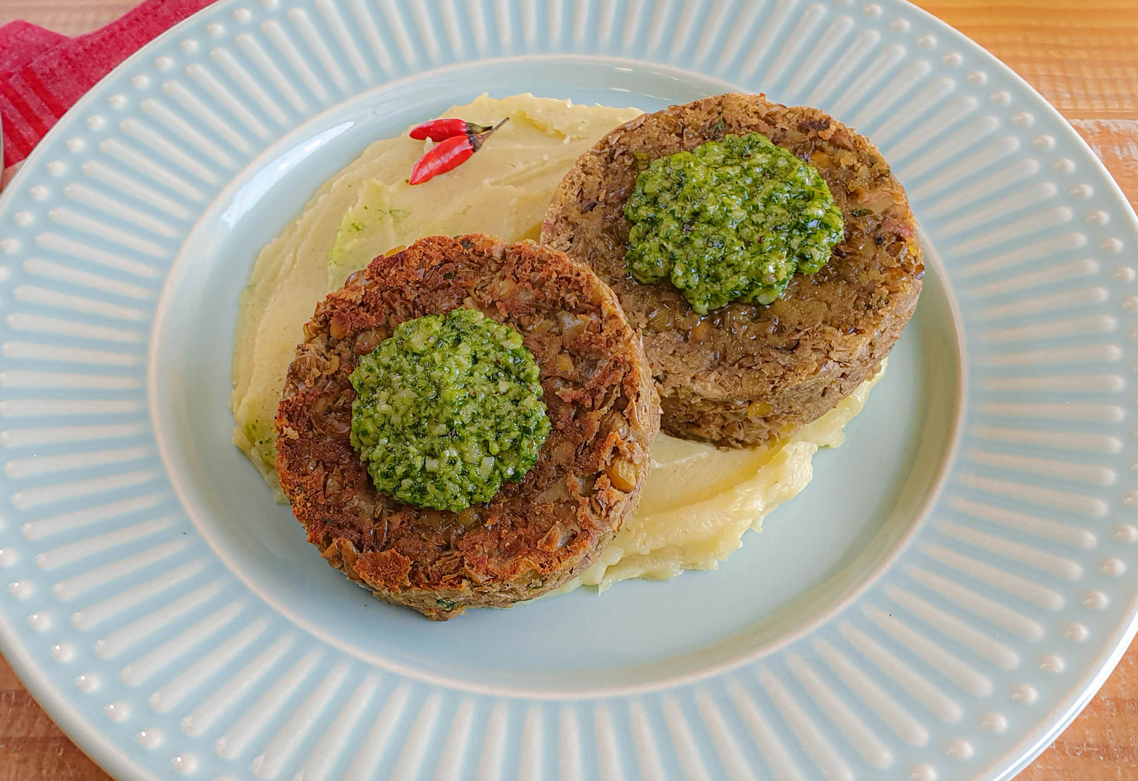 Hambúrguer de lentilha e cogumelo com pesto de rúcula e musseline de batata-doce