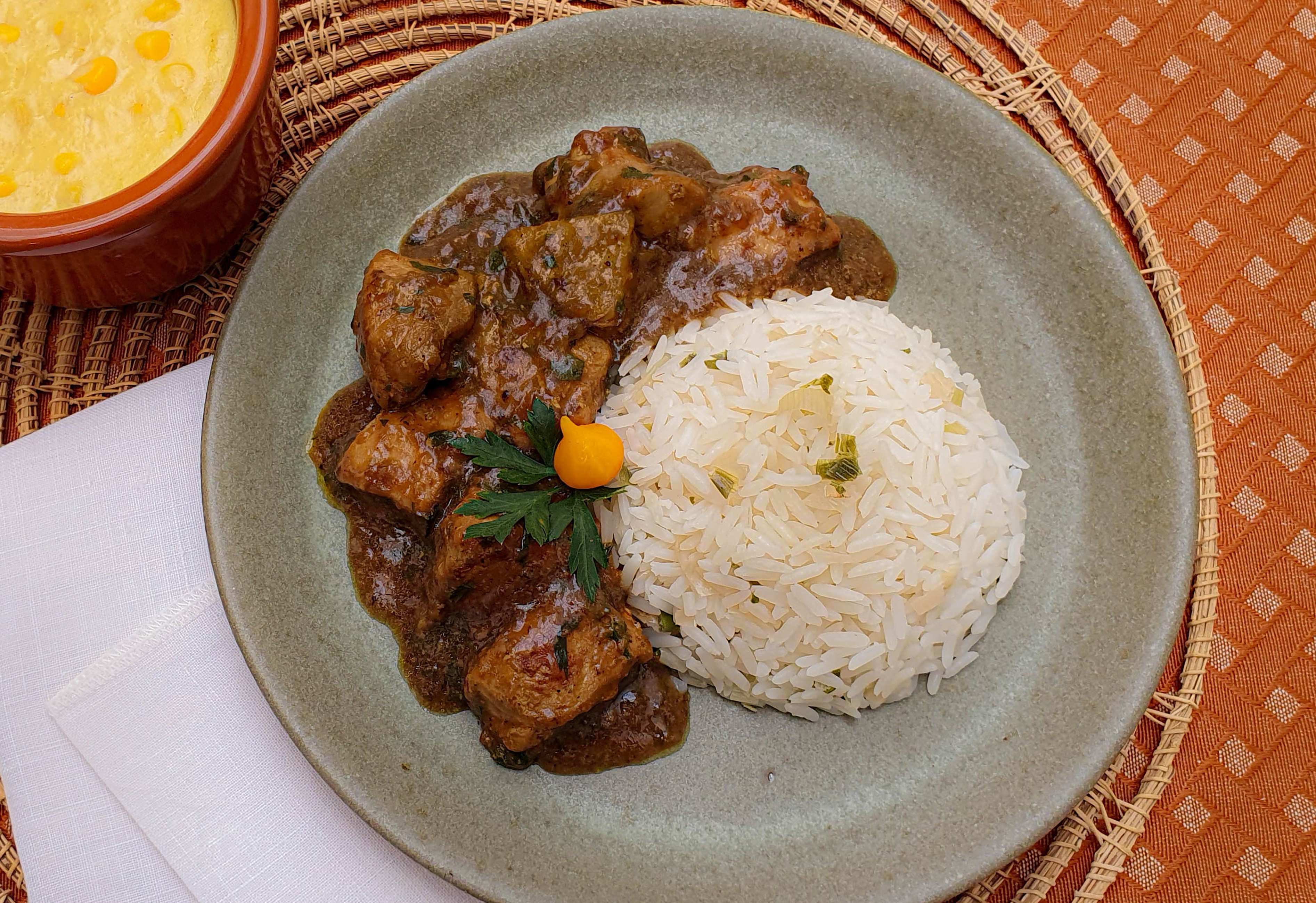 Peito de frango com creme de milho verde e arroz ao alho-poró