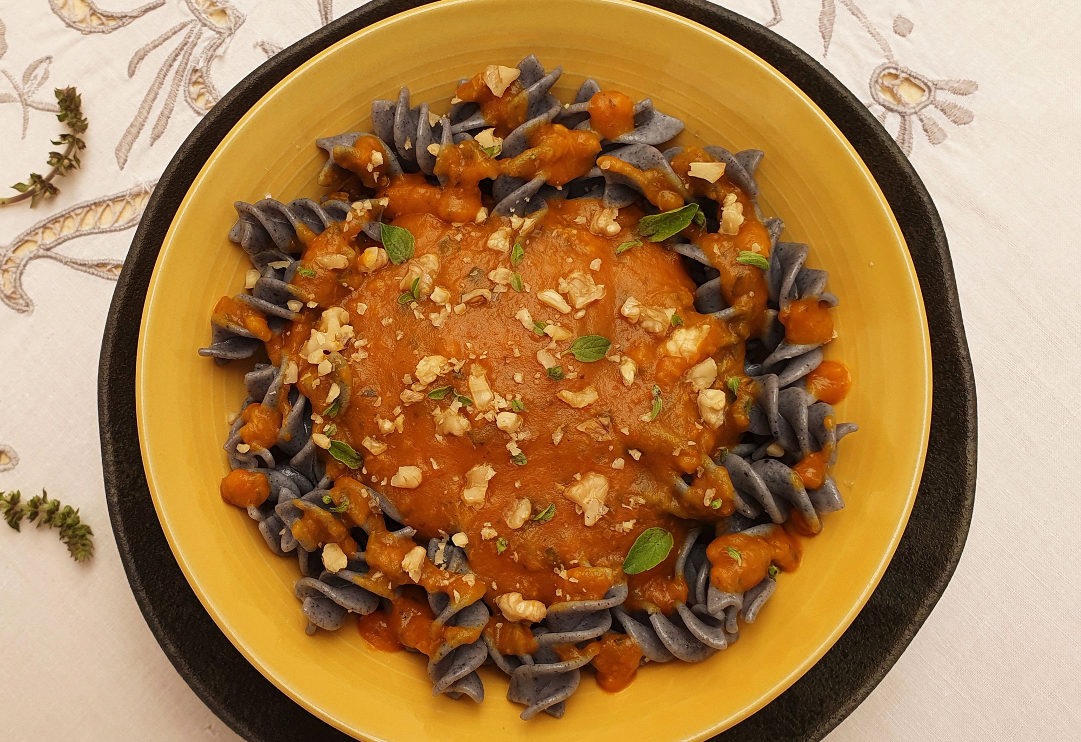 Fusilli de feijão preto com molho cremoso de abóbora