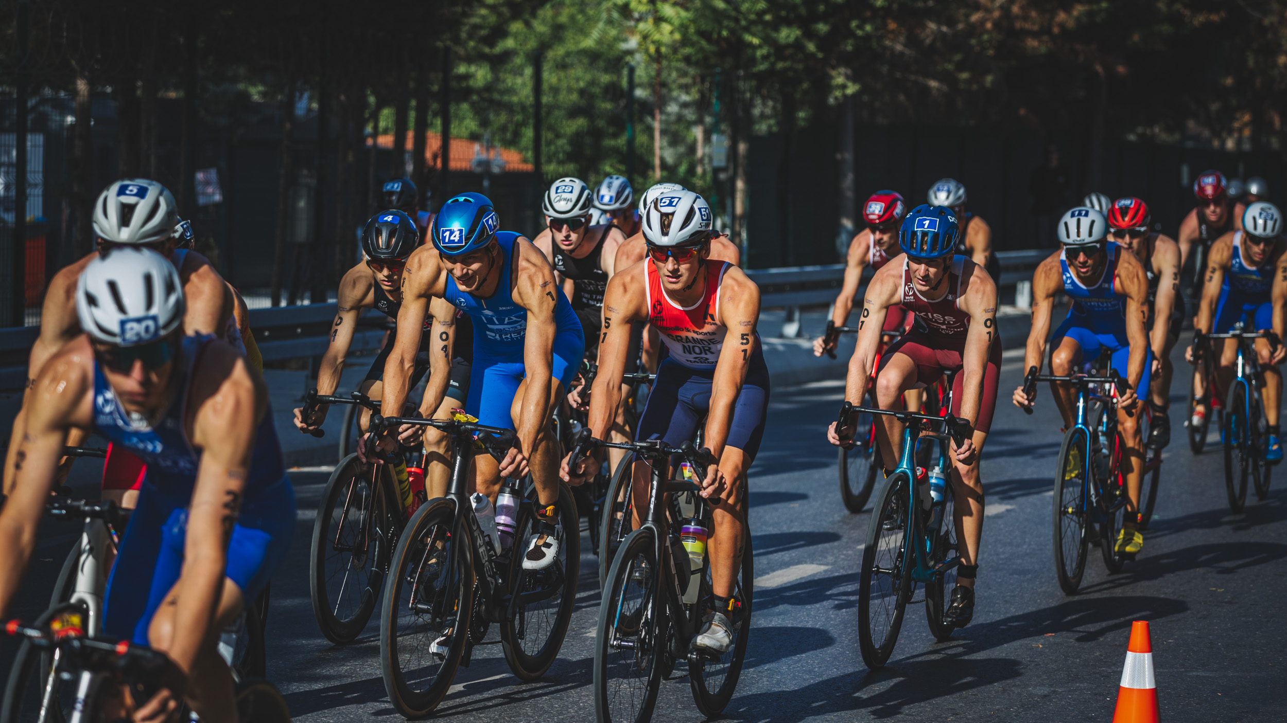 Triatleter på sykkel i konkurranse