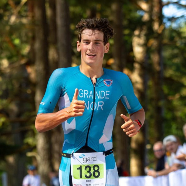 Eirik Grande i norsk triatlondrakt
