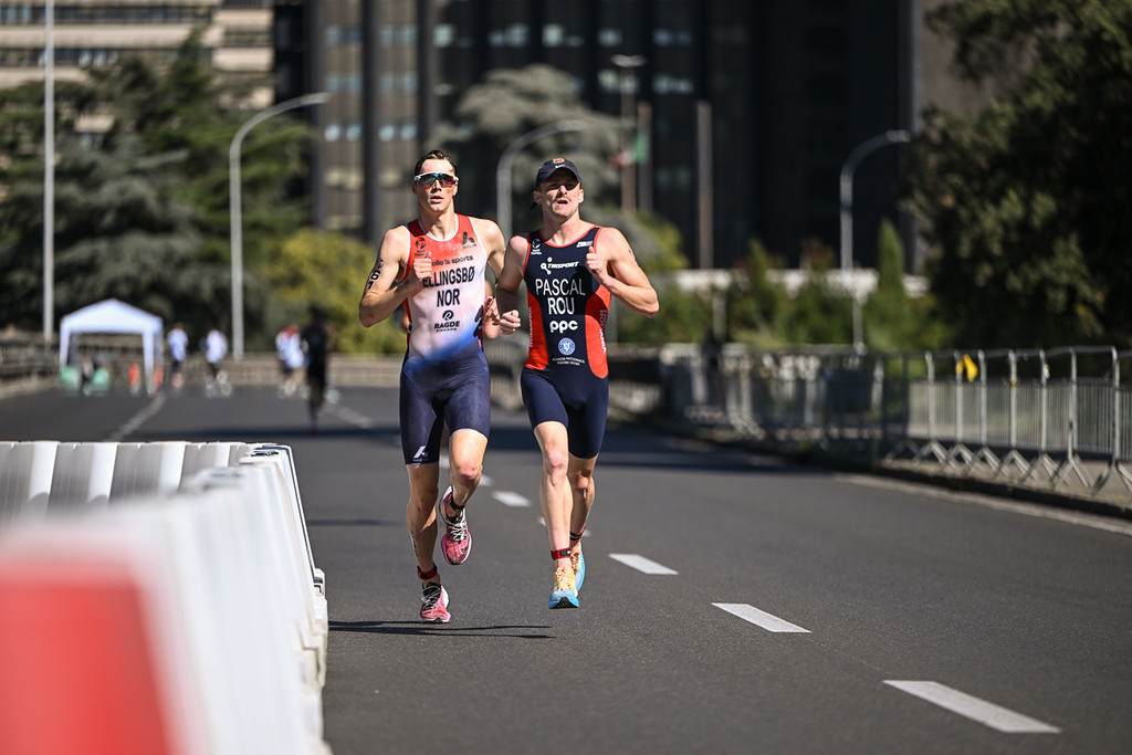 To triatleter på løpsetappen