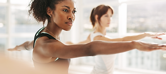 Les femmes pratiquant le yoga