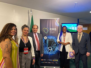A gestão Diversidade e Inclusão da Women in Nuclear Brasil (WiN Brasil) marcou presença na abertura da exposição “Aplicações da Tecnologia Nuclear”, realizada pela Comissão Nacional de Energia Nuclear (Cnen), entre os dias 30 de setembro e 3 de outubro, no Espaço Mário Covas da Câmara dos Deputados, em Brasília (DF).
Parte do Comitê Executivo da WiN Brasil participou da cerimônia de abertura da mostra. Na ocasião, foram recebidas por Francisco Rondinelli, presidente da Cnen, e por Rogério Mamão Gouveia, chefe de gabinete da presidência da instituição a presidenta Gabryele Moreira, a conselheira consultiva Ketrim Souza e a coordenadora de comunicação Nicéa Barreto.
A exposição apresentou ao público os avanços, as aplicações e as perspectivas da tecnologia nuclear no Brasil, destacando o papel estratégico da ciência e da inovação para o desenvolvimento nacional. Um dos destaques foi o Reator Multipropósito Brasileiro (RMB), projeto que, segundo Rondinelli, permitirá a produção nacional de radioisótopos, ampliando a autossuficiência do país na área e reduzindo custos na cadeia de fornecimento para usos médicos, industriais e de pesquisa.
A participação da WiN Brasil reforça o compromisso da entidade em divulgar o conhecimento sobre as aplicações pacíficas da energia nuclear e em estimular a presença de mulheres nos espaços de decisão e produção científica do setor.
Por Nicéa Barreto