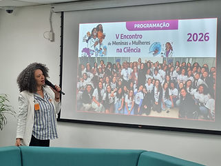 A Women in Nuclear Brasil (WiN Brasil) contribuiu com duas apresentações na 43ª Assembleia Geral Ordinária do Comitê de Gênero, Raça e outras Diversidades do Ministério de Minas e Energia (MME) e entidades vinculadas (Cogemmev), realizada no Rio de Janeiro. Parte das atividades destacaram iniciativas voltadas à educação científica e à ampliação da participação de mulheres em áreas STEM.

No dia 28 de maio, no auditório da Transpetro, a coordenadora de comunicação da WiN Brasil e empregada da Eletronuclear, Nicéa Barreto, apresentou o "Encontro de Meninas e Mulheres na Ciência", iniciativa desenvolvida pela WiN Brasil em parceria com o Instituto de Pesquisas Energéticas e Nucleares (Ipen). O projeto busca aproximar adolescentes de escolas públicas de São Paulo (SP) das carreiras científicas e tecnológicas, ampliando o conhecimento sobre o setor nuclear. Na ocasião, o público alvo foram estudantes do Colégio Pedro II, além de profissionais de empresas vinculadas ao Comitê.

Para Nicéa, é sempre muito revigorante falar com estudantes. “A gente adapta o discurso à linguagem delas. Então, cada sorriso, cada olhar atento e cada brilho nos olhos nos trazem a certeza de que estamos contribuindo para que essas meninas estejam, de fato, onde desejarem estar no futuro”, reflete.

No dia seguinte, a integrante do Conselho Consultivo da WiN Brasil e empregada da Indústrias Nucleares do Brasil (INB), Ketrim Souza, participou da mesa "Rede de Mulheres na Energia", realizada na Empresa de Pesquisa Energética (EPE). Ketrim que também é membra do Cogemmev, apresentou a atuação do capítulo brasileiro e as ações desenvolvidas para promover equidade, capacitação e networking entre profissionais do setor.

A participação da organização no encontro reforçou a importância da articulação entre instituições para ampliar oportunidades de desenvolvimento profissional, incentivar a formação de novas gerações e fortalecer a presença das mulheres em áreas estratégicas para o desenvolvimento científico e tecnológico do país.