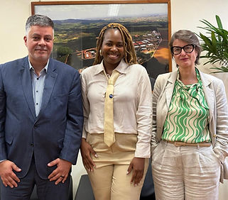 A Women in Nuclear Brasil (WiN Brasil) e a Autoridade Nacional de Segurança Nuclear (ANSN) reafirmaram, nesta quinta-feira (16), a parceria entre as instituições durante encontro realizado na sede da ANSN, no Rio de Janeiro.

O acordo dá continuidade à cooperação entre as entidades, com foco na realização e ampliação de iniciativas voltadas a gênero, liderança e desenvolvimento profissional no setor nuclear.

A parceria passa a incorporar de forma mais estruturada a dimensão racial, ao incluir ações e debates que consideram as interseccionalidades entre gênero e raça. A proposta é ampliar o acesso, a permanência e a progressão de mulheres - especialmente mulheres negras - em espaços técnicos e de tomada de decisão.

Participaram do encontro, pela WiN Brasil, a presidenta Gabryele Moreira, a vice-presidenta e coordenadora de parcerias, Karoline Suzart, a membra do Comitê Executivo, Geórgia Joana, e a conselheira consultiva, Ketrim Souza. Representando a ANSN, estiveram presentes o presidente Alessandro Facure, a diretora de Instalações Radiativas e Controle, Lorena Pozzo, e a coordenadora de Relações Institucionais, Ana Paula Artaxo, que também integra o conselho consultivo da WiN Brasil.

A cooperação prevê a realização de eventos, encontros institucionais e atividades de capacitação, além da articulação de redes profissionais e da disseminação de conhecimento. As ações têm como foco conectar formação, oportunidades e trajetórias no setor nuclear.

A WiN Brasil integra a rede internacional Women in Nuclear e atua na promoção da participação e do desenvolvimento de mulheres no setor nuclear. A ANSN, vinculada ao Ministério de Minas e Energia, é responsável pela regulação, licenciamento, fiscalização e segurança nuclear no Brasil.

Por Nicéa Barreto