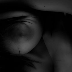 bodyshot-kvinne-aktfoto-sorthvitt