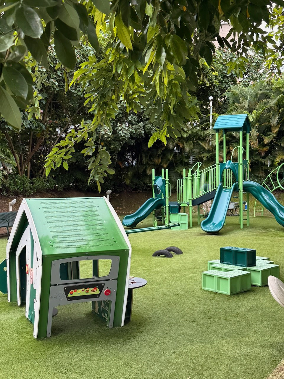 Cosmic Warp y Climbing Squares de Playworld instalados por Playtime Panamá para desarrollar equilibr