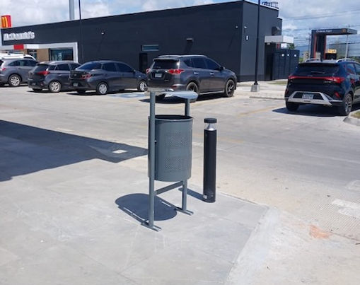 Basurero C23GT con Tapa en Centro Comercial Monte Madero en Pacora Panama