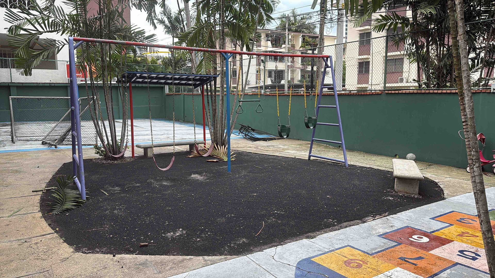 Area antes de instalar los parques infantiles area columpios