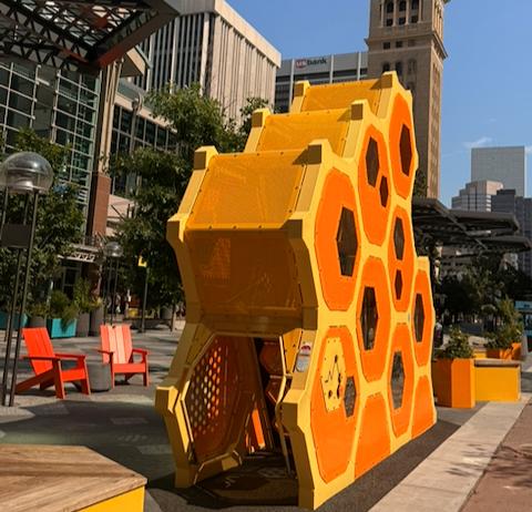 Parque infantil en Estados Unidos diseñado bajo estándares internacionales de seguridad con mobiliario urbano, áreas recreativas y espacios accesibles para toda la comunidad.