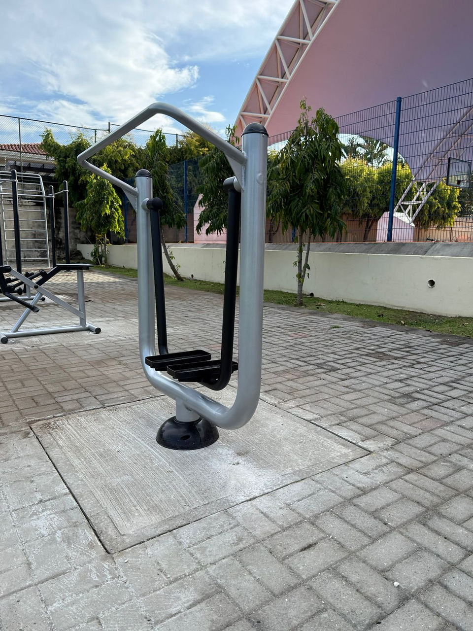 Eliptica instalada sobre concreto en costa del este panama