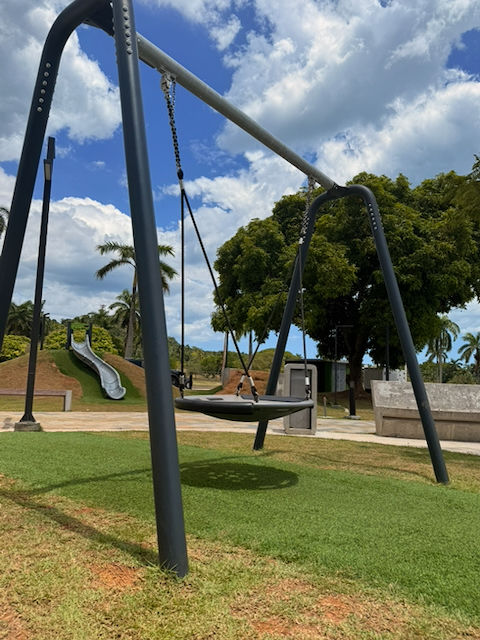 Columpio Portal Swing de KOMPAN instalado por Playtime Panamá en Centriqo Panamá Pacífico, integrado al diseño paisajístico del área recreativa.