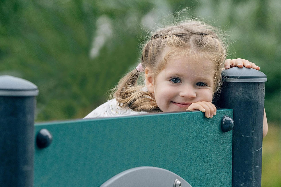 Una niña jugando en nuestros parques sostenibles de la linea Green Line