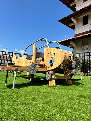 Juego Propeller Plane KOMPAN Robinia en parque de Primaria, Academia Balboa, Panamá