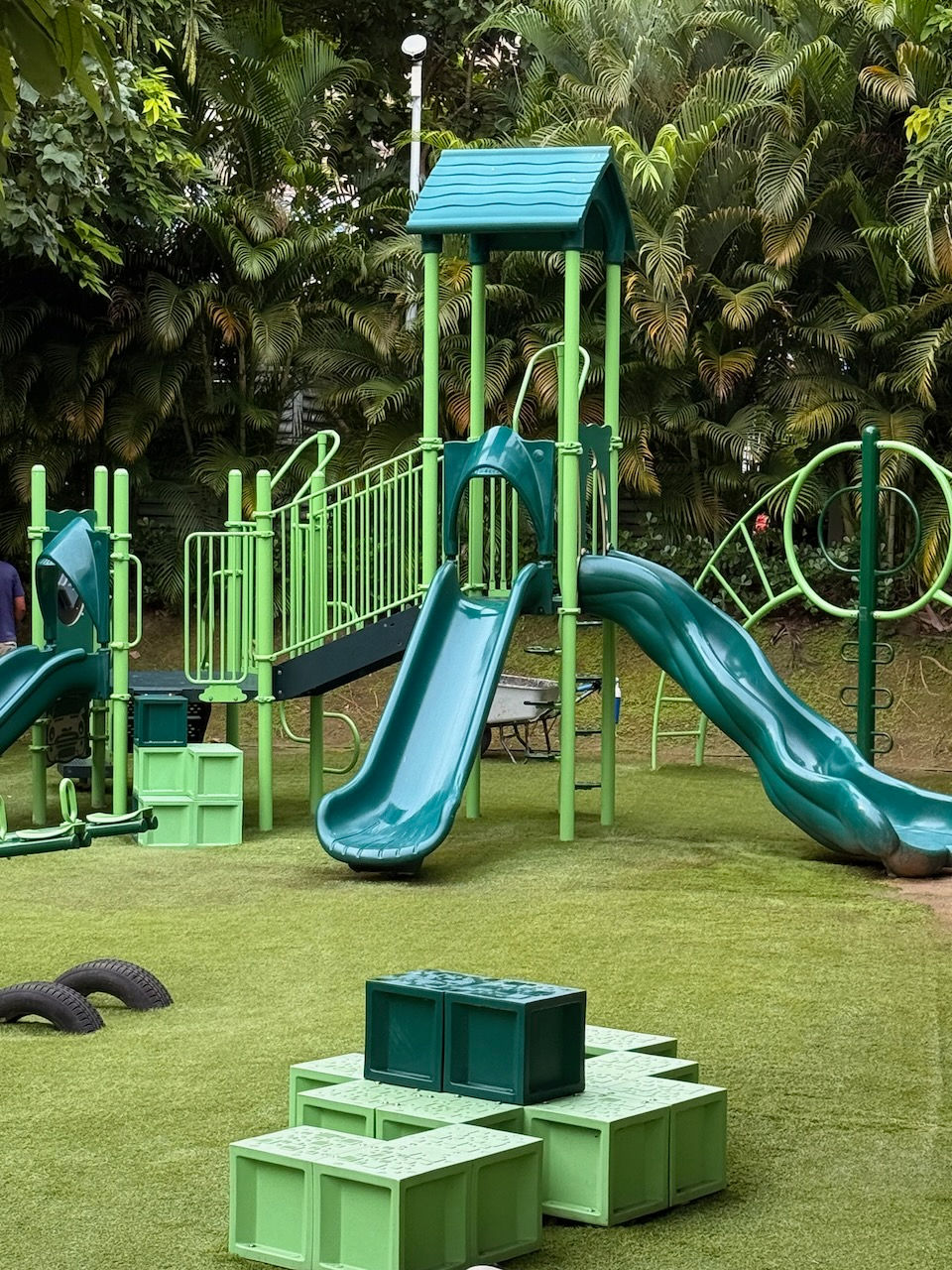 Casita Playworld Playhouse instalada por Playtime Panamá en Ocean Reef Islands para fomentar el jueg