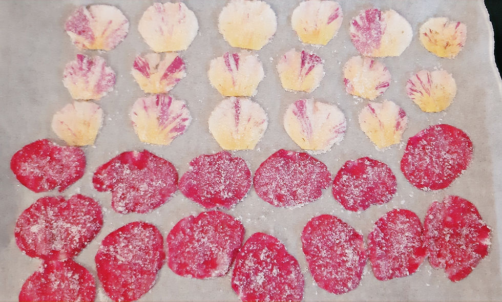 Pétales de rose cristallisés sur une plaque de papier sulfurisé.