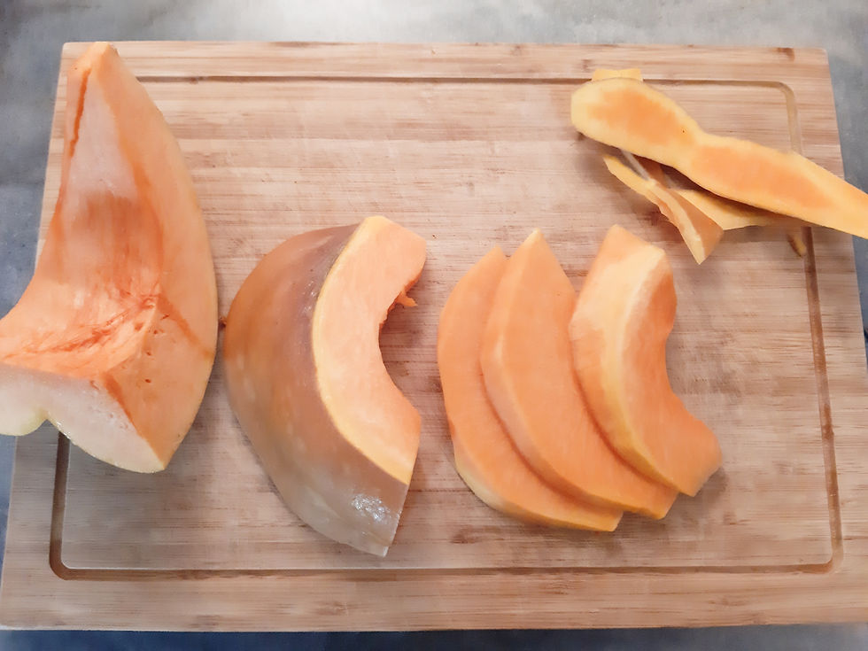 Tranches de potiron sur une planche en bois