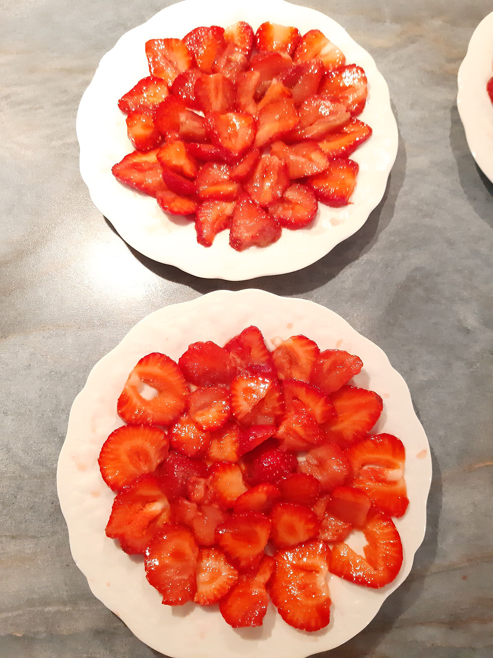 Fraises coupées en tranches posées sur des assiettes