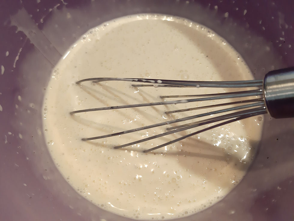 Mélange de crème liquide infusée à la vanille avec des blancs d'œufs et du sucre