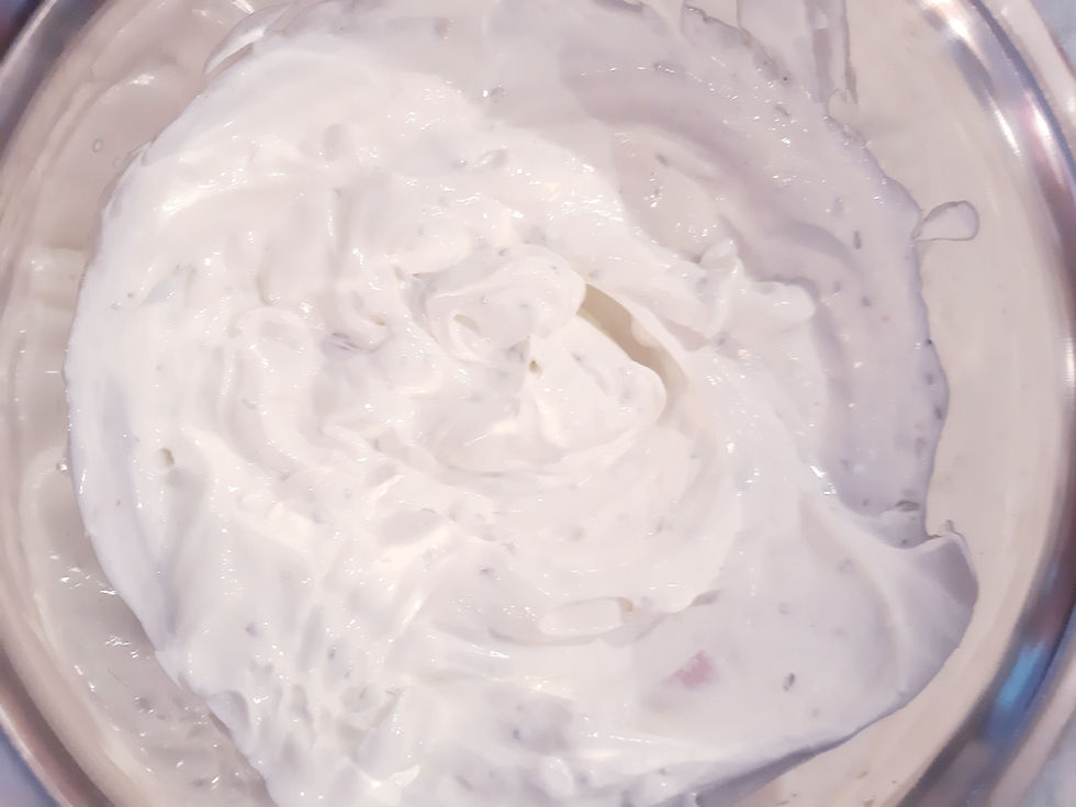 Mélange de fromage frais, skyr, échalotes ciselées et ails des ours dans un saladier.
