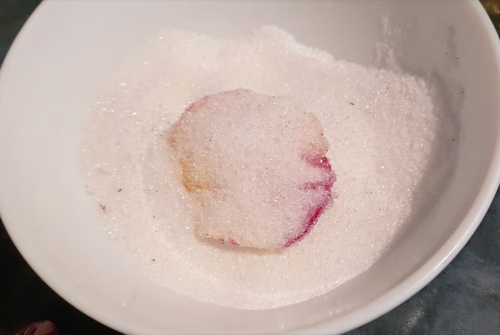 Pétale de rose trempé dans un bol de sucre