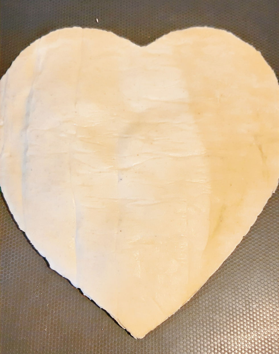 Galette pomme cassis retournée sur une plaque à four