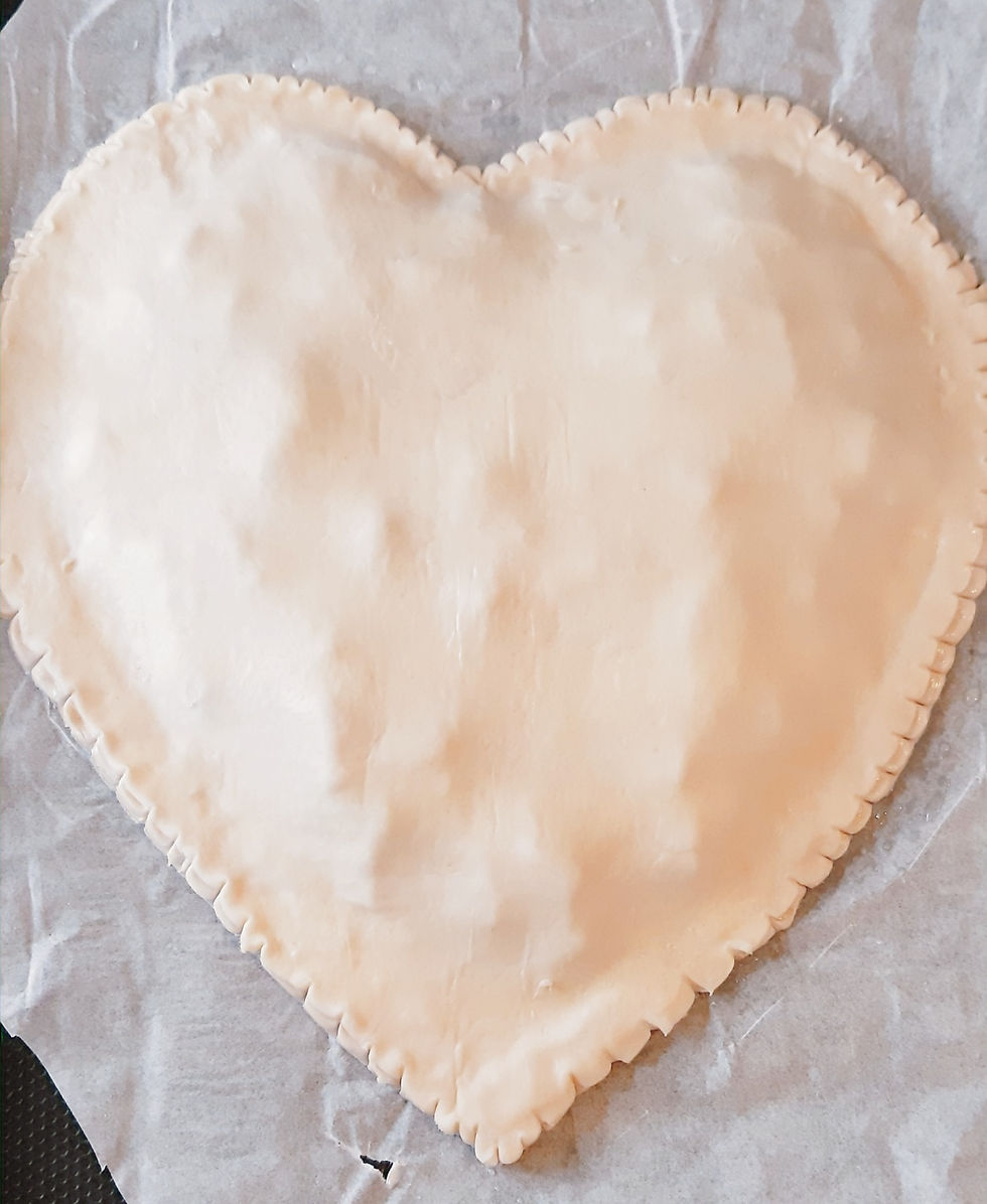 Galette feuilletée garnie de pommes au cassis, chiquetée au bord