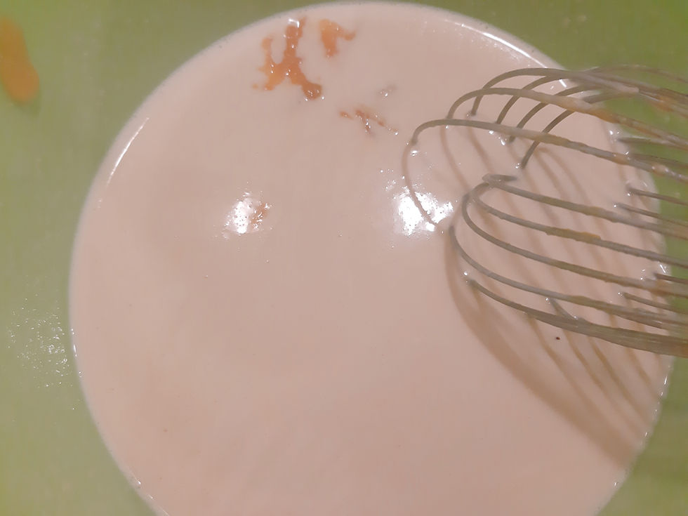 Mélange de jaunes d'œufs, de sucre et de purée de butternut fouettés dans un saladier