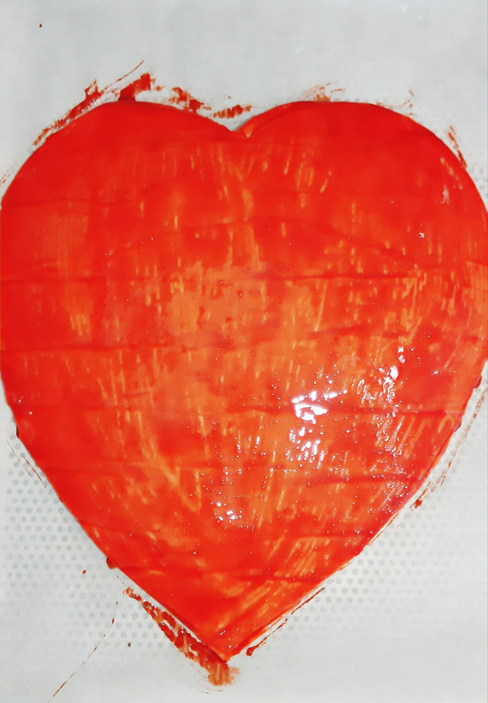 Galette en forme de cœur badigeonnée d'une double couche d'œuf coloré en rouge