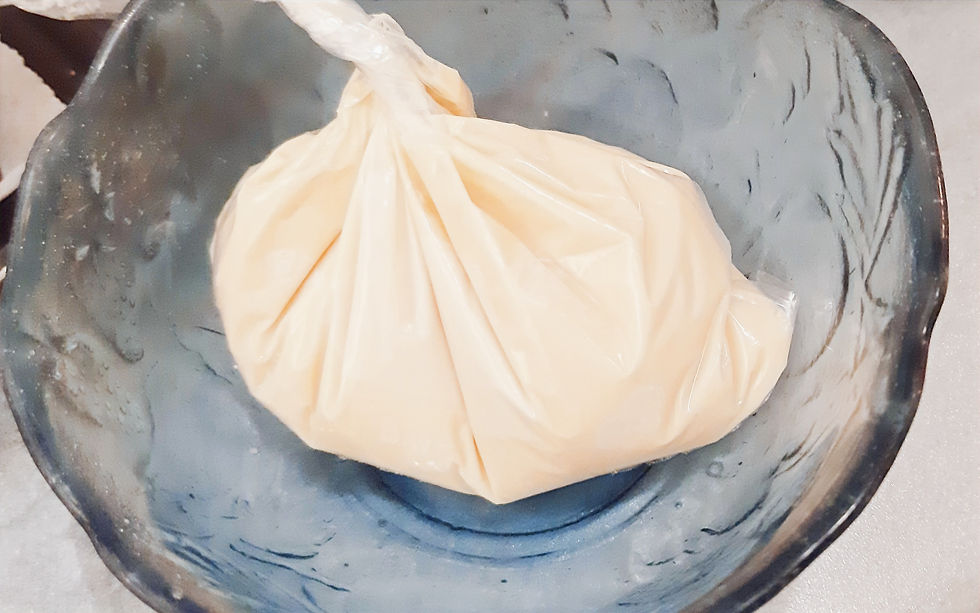Chocolat blanc fondu dans une poche à douille