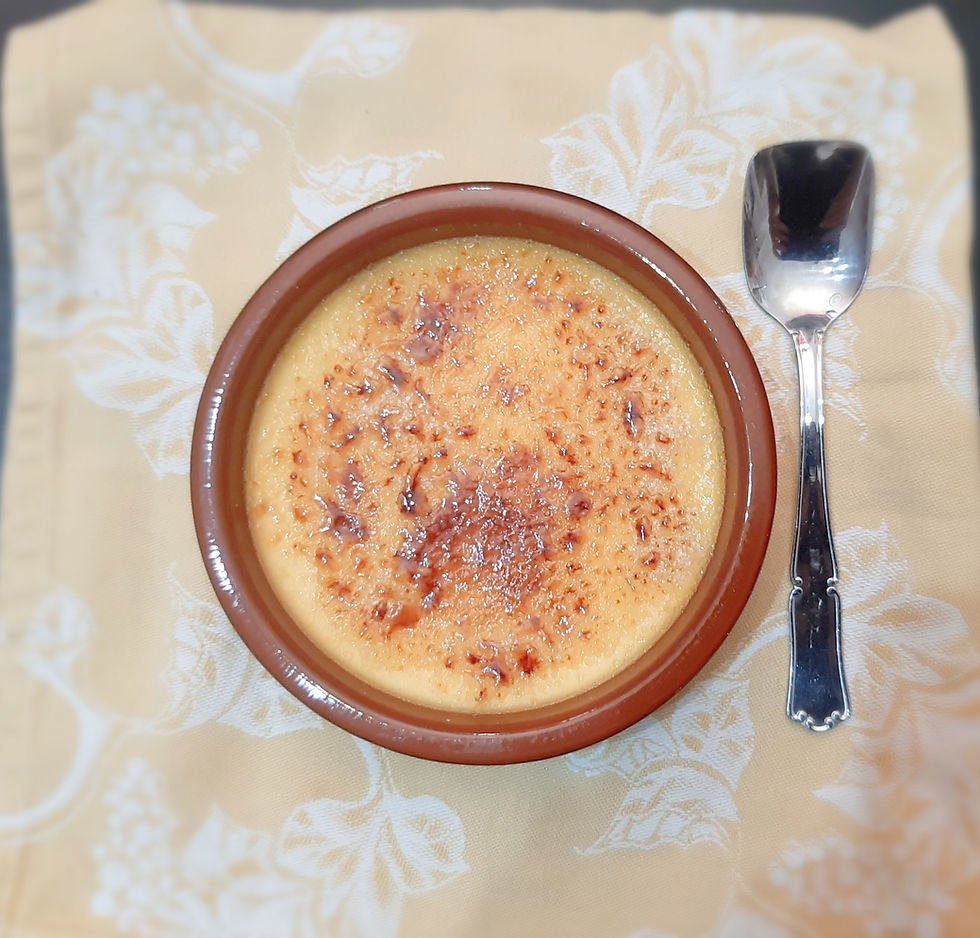 Crème brûlée à la butternut posée sur une serviette jaune