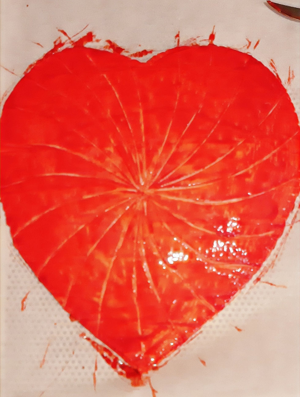 Galette cœur rouge avec dessins avant cuisson