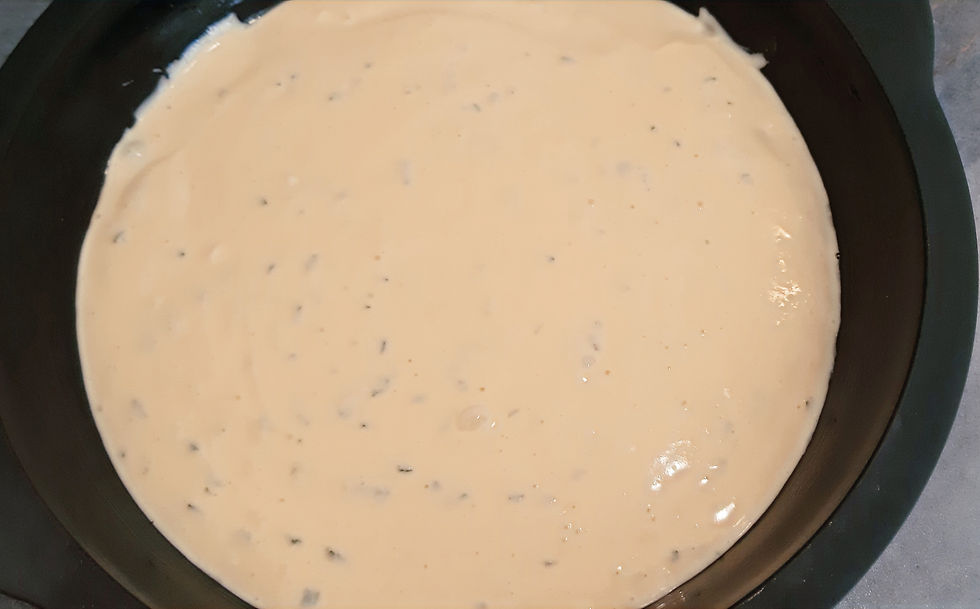 Appareil à quiche sans pâte dans un moule à tarte avant cuisson