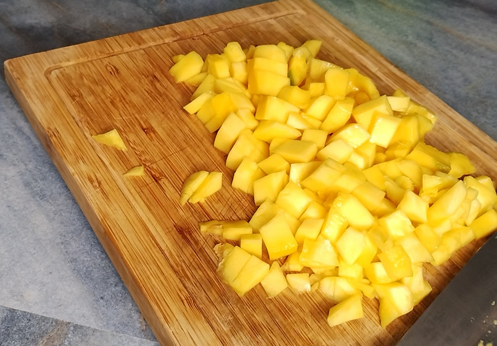 Mangue coupée en cubes