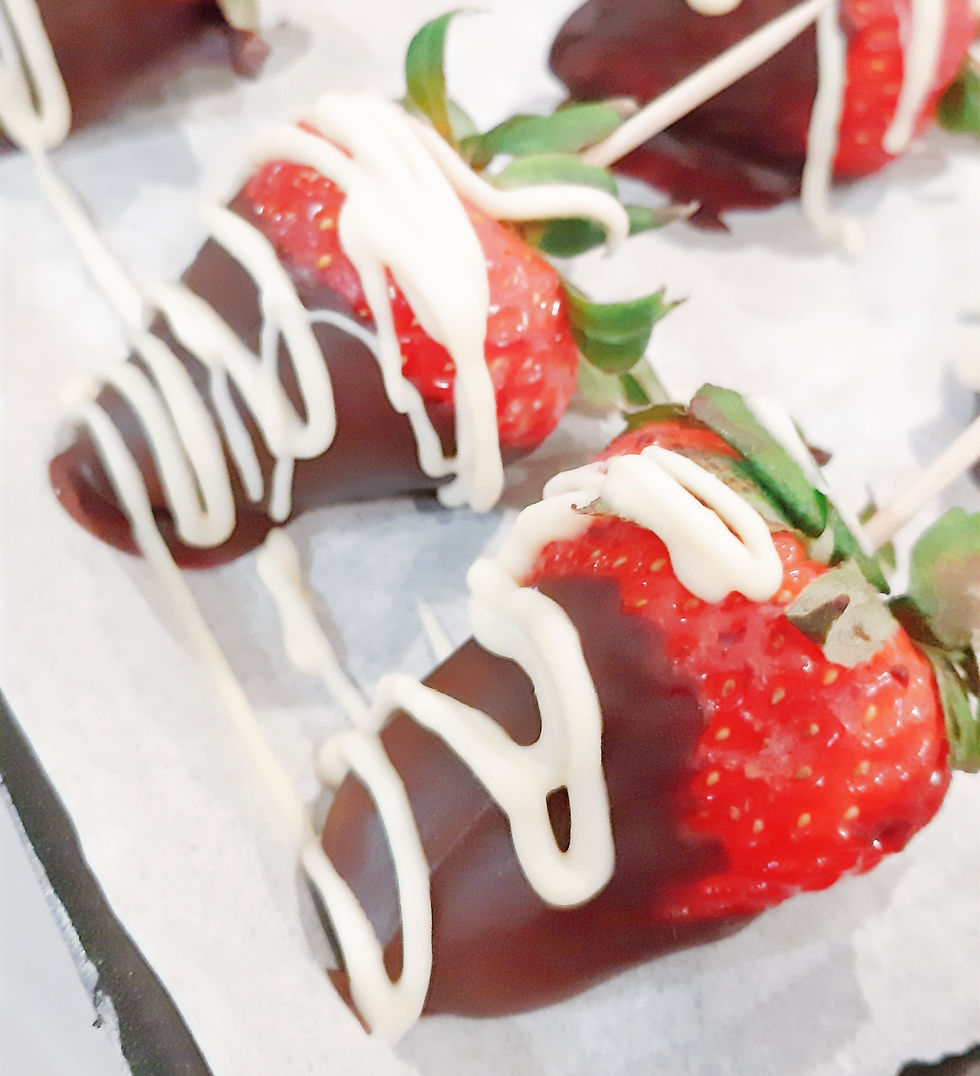 Fraises enrobées de chocolat noir et décorées au chocolat blanc