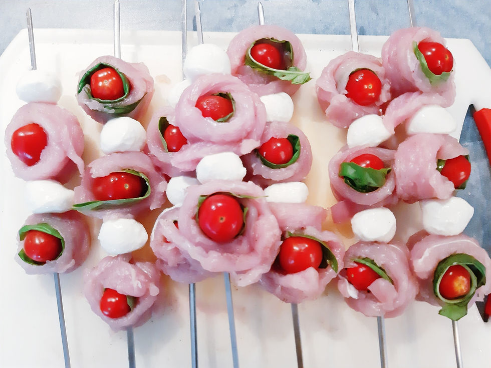 Brochettes de rouleaux de dinde aux tomate cerise et basilic, avec billes de mozzarella