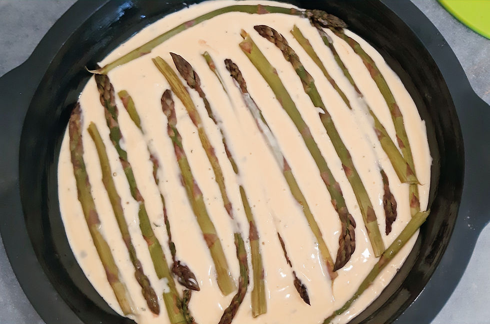 Appareil à quiche sans pâte garnie d'asperges vertes, avant cuisson