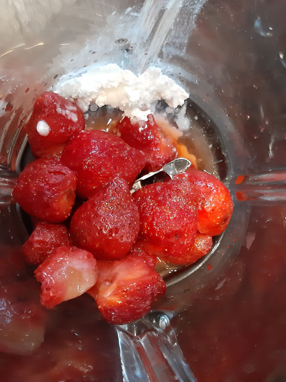 Fraises et sucre glace dans un blender
