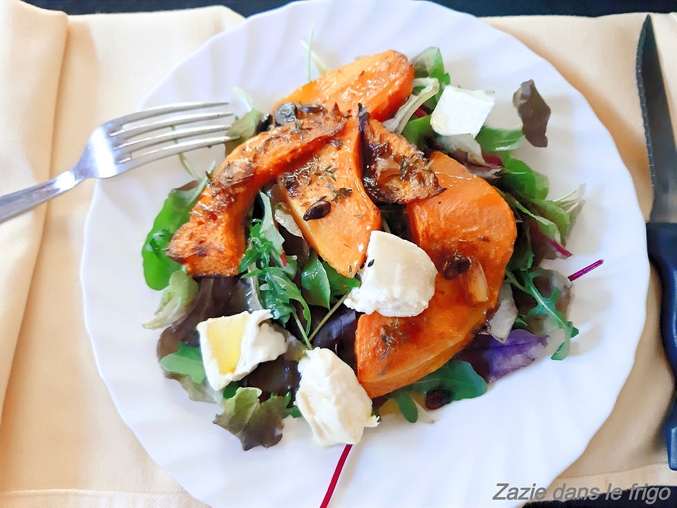 Salade de potiron rôti, mesclun et fromage de chèvre en morceaux
