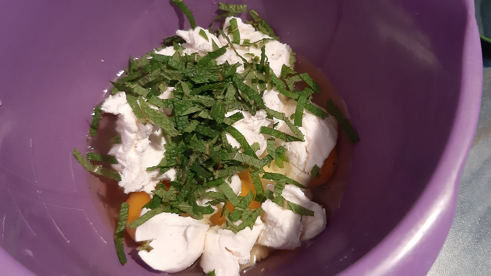 Mélange de chèvre frais, oeufs et menthe ciselée dans un cul-de-poule